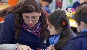 •El programa del Mineduc tiene como propósito fortalecer la profesión docente, mediante el aprovechamiento de las capacidades de las y los profesores previamente acreditados como docentes de excelencia a través de la obtención de la Asignación de Excelencia Pedagógica (AEP), contribuyendo al desarrollo profesional del conjunto de los docentes de aula.