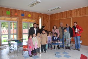 seremi-junto-a-director-del-establecimeinto-y-alumnos-de-prebasica-en-las-nuevas-instalaciones