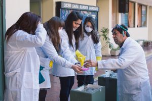 •A partir de 2017, la Carrera Docente contará con mejores remuneraciones, más tiempo no lectivo, acompañamiento en el ingreso a la sala de clases y apoyo del Estado para el desarrollo continuo.