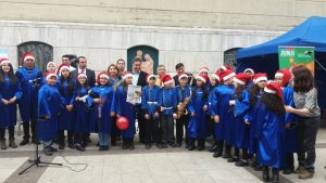 Con cantos de Villancicos interpretados por los alumnos de la escuela Proyecto Futuro de Paillaco y la entrega del periódico informativo “La Reforma en Marcha”, el Mineduc en Los Ríos invitó a las familias a matricular a sus hijos en la Educación Pública.